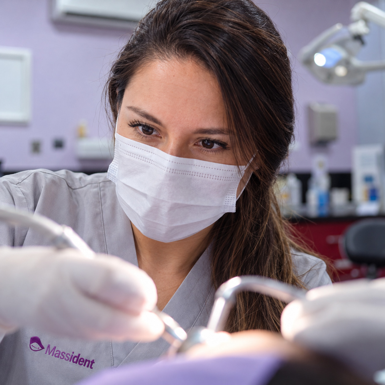 Revisión presencial de ortodoncia para comprobar los movimientos dentales y realizar los ajustes necesarios.